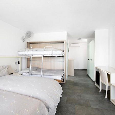 Hotel Du Port Villeneuve Eksteriør billede