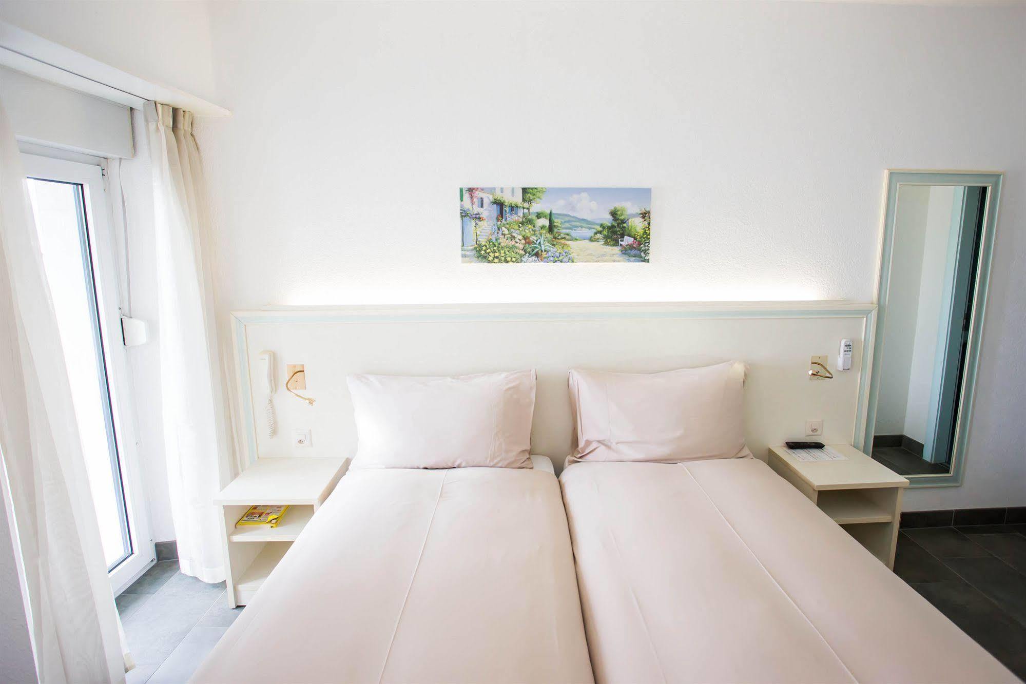 Hotel Du Port Villeneuve Eksteriør billede