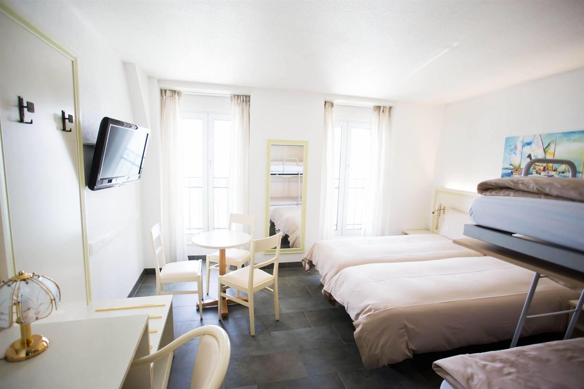 Hotel Du Port Villeneuve Eksteriør billede